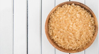 kahverengi şeker kabın içinde