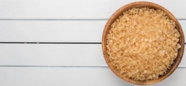 kahverengi şeker kabın içinde