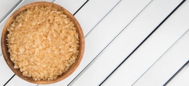 kahverengi şeker kabın içinde