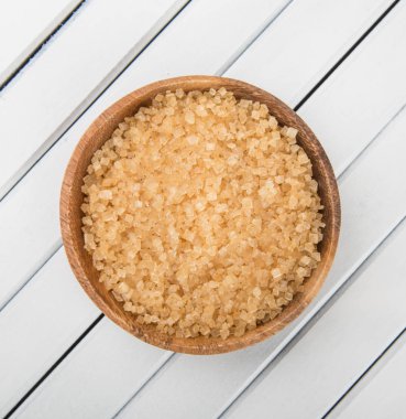 kahverengi şeker kabın içinde