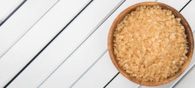 kahverengi şeker kabın içinde