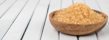 kahverengi şeker kabın içinde