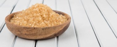 kahverengi şeker kabın içinde