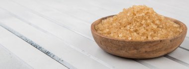 kahverengi şeker kabın içinde