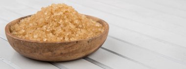 kahverengi şeker kabın içinde