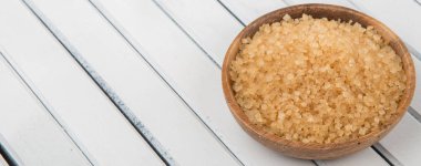 kahverengi şeker kabın içinde