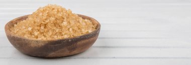 kahverengi şeker kabın içinde