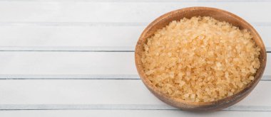 kahverengi şeker kabın içinde