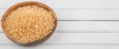 kahverengi şeker kabın içinde