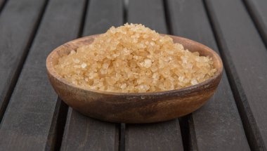 kahverengi şeker kabın içinde