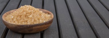 kahverengi şeker kabın içinde