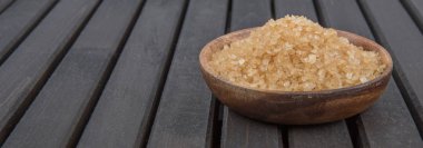 kahverengi şeker kabın içinde