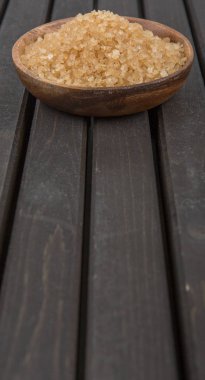 kahverengi şeker kabın içinde