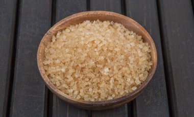 kahverengi şeker kabın içinde