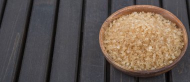 kahverengi şeker kabın içinde