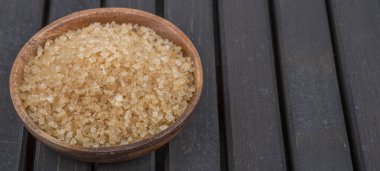 kahverengi şeker kabın içinde