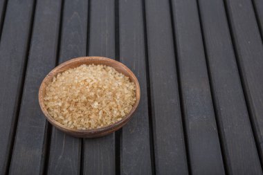 kahverengi şeker kabın içinde