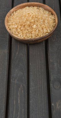 kahverengi şeker kabın içinde