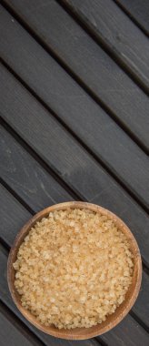 kahverengi şeker kabın içinde