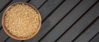 kahverengi şeker kabın içinde