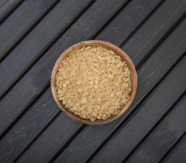 kahverengi şeker kabın içinde