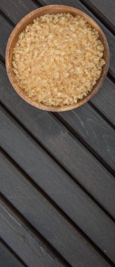 kahverengi şeker kabın içinde