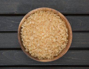 kahverengi şeker kabın içinde