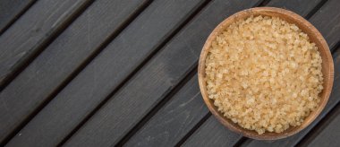 kahverengi şeker kabın içinde