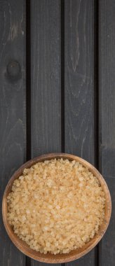 kahverengi şeker kabın içinde