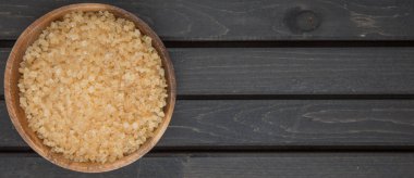 kahverengi şeker kabın içinde