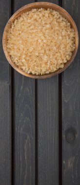 kahverengi şeker kabın içinde