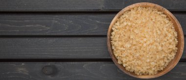 kahverengi şeker kabın içinde