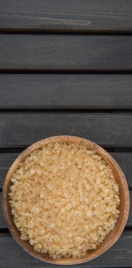 kahverengi şeker kabın içinde