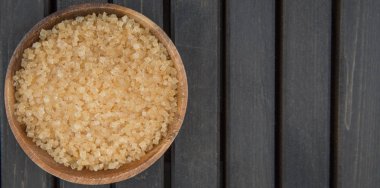 kahverengi şeker kabın içinde