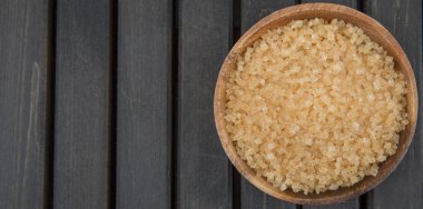 kahverengi şeker kabın içinde