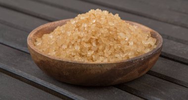 kahverengi şeker kabın içinde