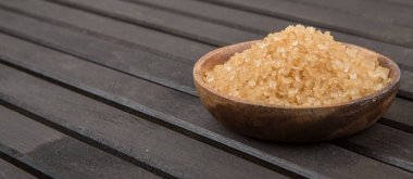 kahverengi şeker kabın içinde