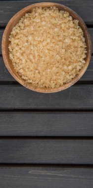 kahverengi şeker kabın içinde