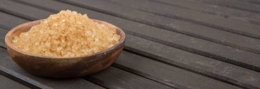 kahverengi şeker kabın içinde