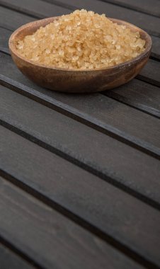 kahverengi şeker kabın içinde