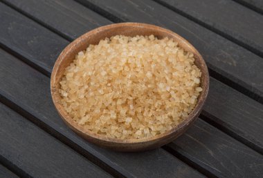 kahverengi şeker kabın içinde