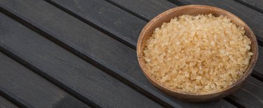 kahverengi şeker kabın içinde