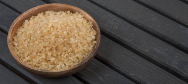 kahverengi şeker kabın içinde