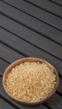 kahverengi şeker kabın içinde