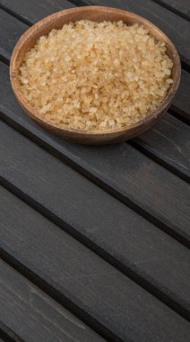 kahverengi şeker kabın içinde