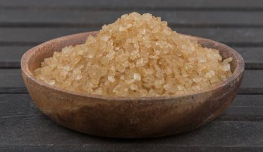 kahverengi şeker kabın içinde