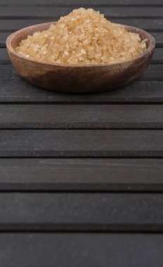 kahverengi şeker kabın içinde