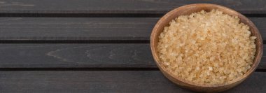 kahverengi şeker kabın içinde