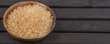 kahverengi şeker kabın içinde