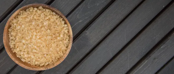 kahverengi şeker kabın içinde